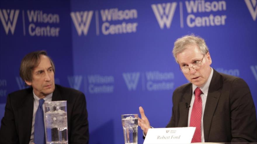 El exembajador de EE.UU. en Siria Robert Ford (dcha.) habla en una sesión celebrada en el Centro Wilson, Washington.