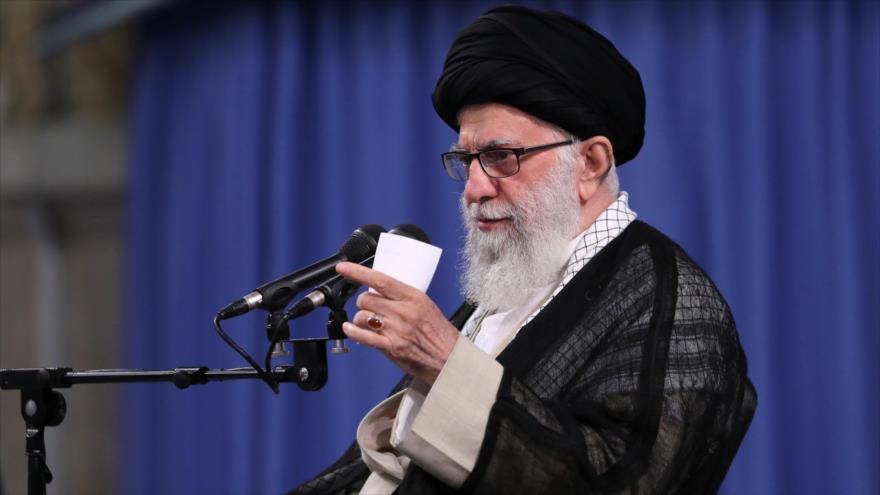 El Líder iraní, el ayatolá Seyed Ali Jamenei, habla en una reunión con los imames del rezo colectivo del viernes del país, 16 de julio de 2019. (Foto: Khamenei.ir)