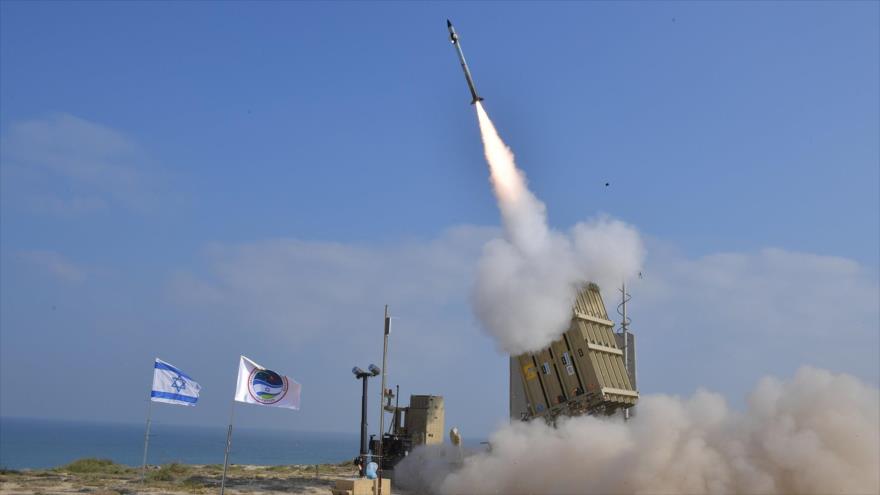Un misil lanzado desde la base aérea de Palmachim en el centro de los territorios ocupados palestinos, 4 de julio de 2018.