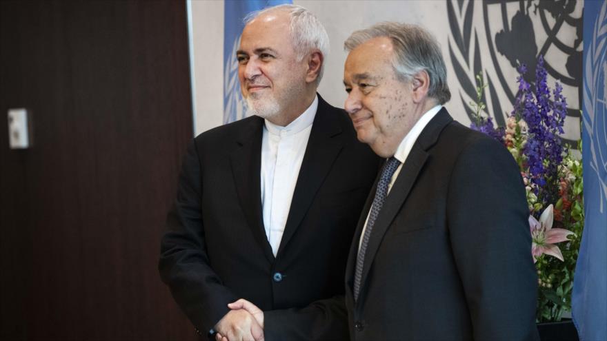 El secretario general de la ONU, Antonio Guterres (dcha.) y el canciller iraní, Mohamad Yavad Zarif, en Nueva York, 18 de julio. (Foto: AFP)