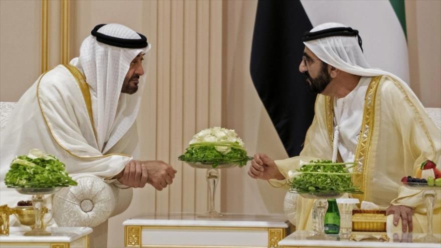El príncipe heredero emiratí, Muhamad bin Zayed Al Nahyan (izda.), reunido con el sheij Muhamad bin Rashid Al Maktum, gobernante de Dubaí, 6 de junio de 2019.