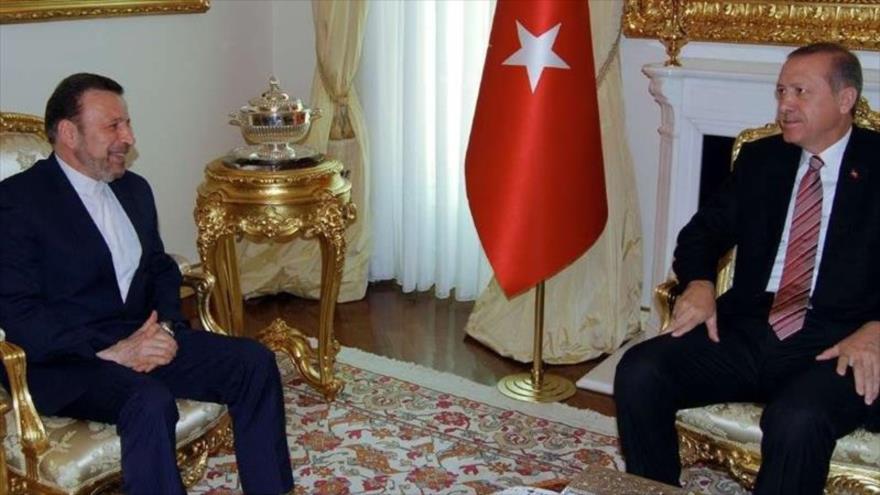 El jefe de Gabinete del presidente iraní, Mahmud Vaezi (izda.), y el presidente de Turquía, Recep Tayyip Erdogan, en una reunión en Ankara, 2 de agosto de 2019.