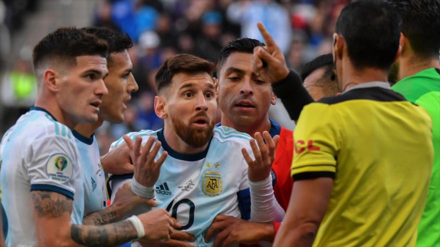 El astro argentino Lionel Messi (centro) habla con el árbitro después de expulsarse del partido en Sao Paulo, Brasil, 6 de julio de 2019. (Foto: AFP)