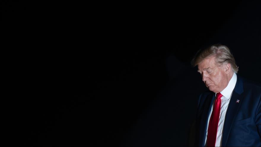 El presidente de EE.UU., Donald Trump, pasea solo en un aeropuerto en el estado de Maryland, el 1 de agosto de 2019. (Foto: AFP)