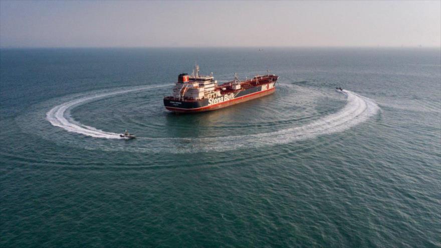 Buques de la Fuerza Naval del CGRI de Irán circulan el carguero británico Stena Impero, estrecho de Ormuz, 22 de julio de 2019. (Foto: IRIB)