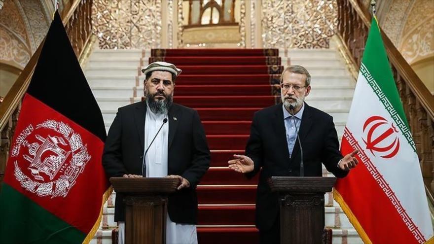 El presidente del Parlamento de Irán, Ali LAriyani (dcha.) y su par afgano, Fazal Hadi Muslimyar, Teherán, 3 de agosto de 2019. (Foto: Tasnim)
