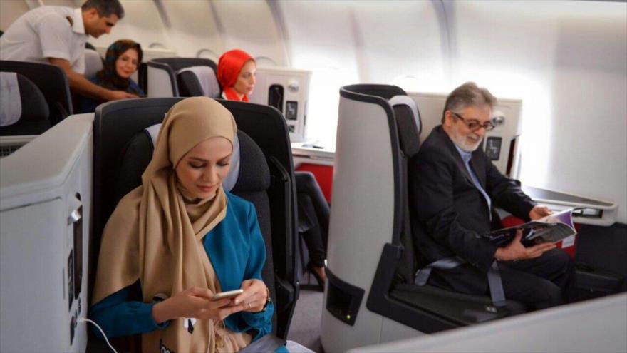 Pasajeros en un vuelo de la aerolínea Iran Air.