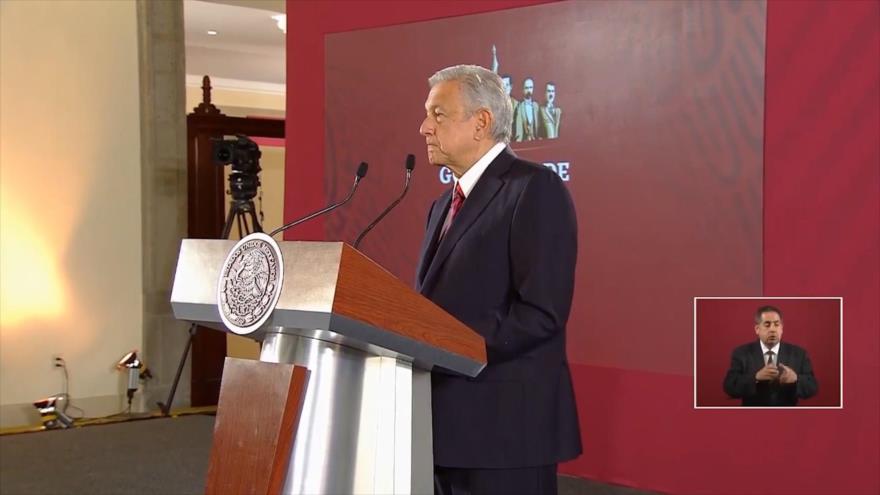 López Obrador firma compromiso de no reelección y no corrupción