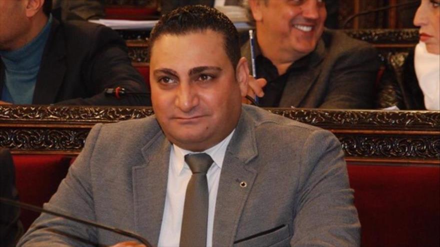 El diputado sirio Muhannad al-Haj Ali participa en una sesión del Parlamento Nacional de Siria.