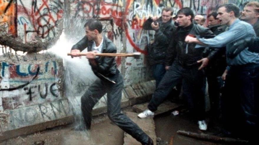 Ciudadanos alemanes reunidos frente al muro de Berlín participan en su destrucción, 9 de noviembre de 1989.