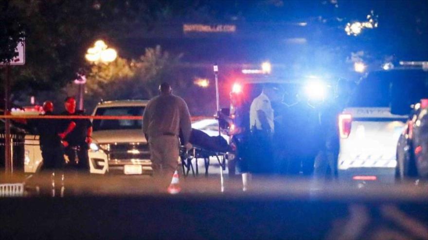 Trasladan el cuerpo sin vida de una de las víctimas de un tiroteo registrado en la ciudad de Dayton, en el estado de Ohio, EE.UU., 4 de agosto de 2019.