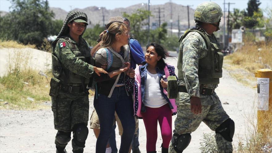 Miembros de la Guardia Nacional de México detienen a dos migrantes que intentaban llegar a EE.UU. (Foto: AFP)