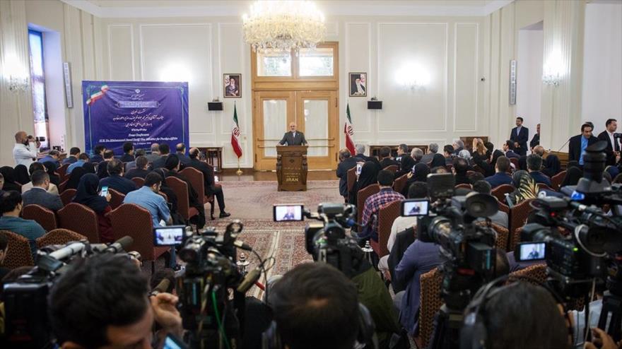 El canciller iraní, Mohamad Yavad Zarif, habla en una rueda de prensa en Teherán, 5 de agosto de 2019. (Foto: Fars)
