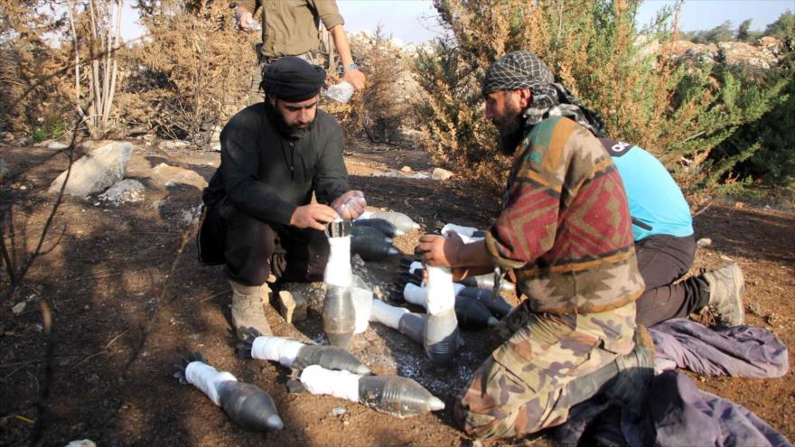 Rebeldes sirios preparan cohetes para atacar posiciones de las fuerzas sirias y sus aliados, Alepo.