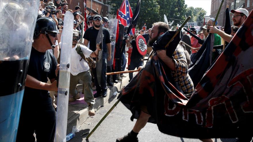 Supremacistas blancos se enfrentaron con los manifestantes en una protesta contra la violencia racial en Charlottesville, Virginia, EE.UU., 12 de agosto de 2017.