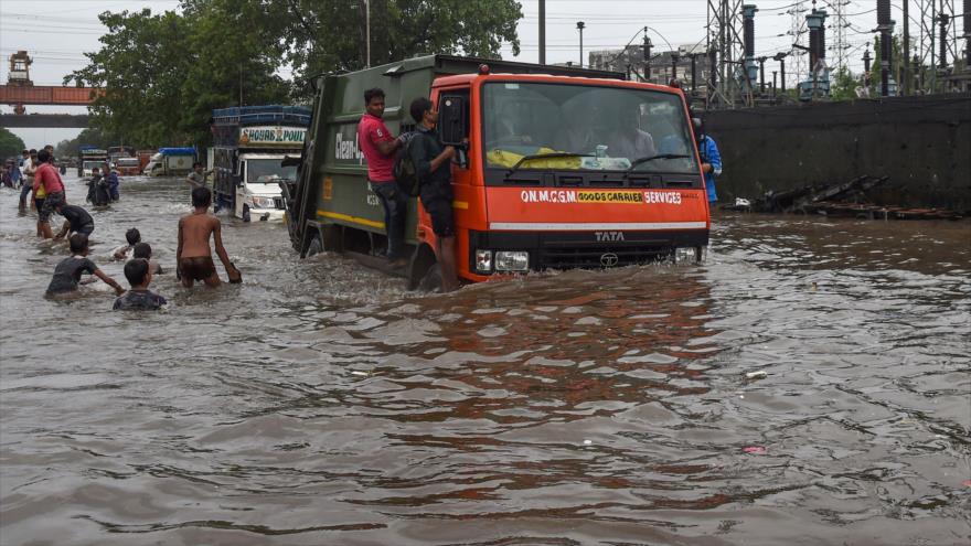 Fuerte lluvia afecta a los ciudadanos indios en la ciudad de Mumbai, 4 de agosto de 2019. (Foto: AFP)
