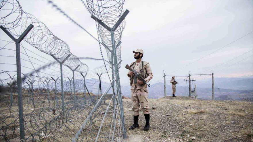 Guardias fronterizos iraníes vigilan una localidad limítrofe en el oeste del país.