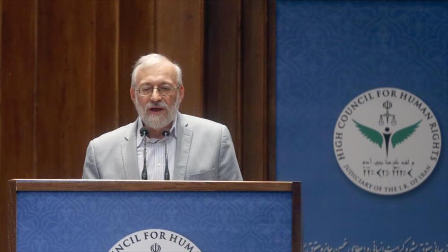 Presidente del Consejo de Derechos Humanos de Irán, Mohamad Yavad Lariyani, habla en una conferencia centrada en DDHH, Teherán, 7 de agosto de 2019. (Foto: IRNA)