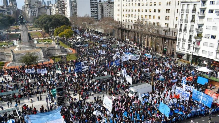 Argentinos protestan frente al Congreso contra las políticas de ajuste del presidente Mauricio Macri, 7 de agosto de 2019.