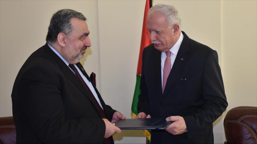 El canciller palestino, Riad al-Maliki (dcha.) recibe las cartas credenciales de Mazen Khuffash, el embajador de Nicaragua en Palestina. (Foto: WAFA)