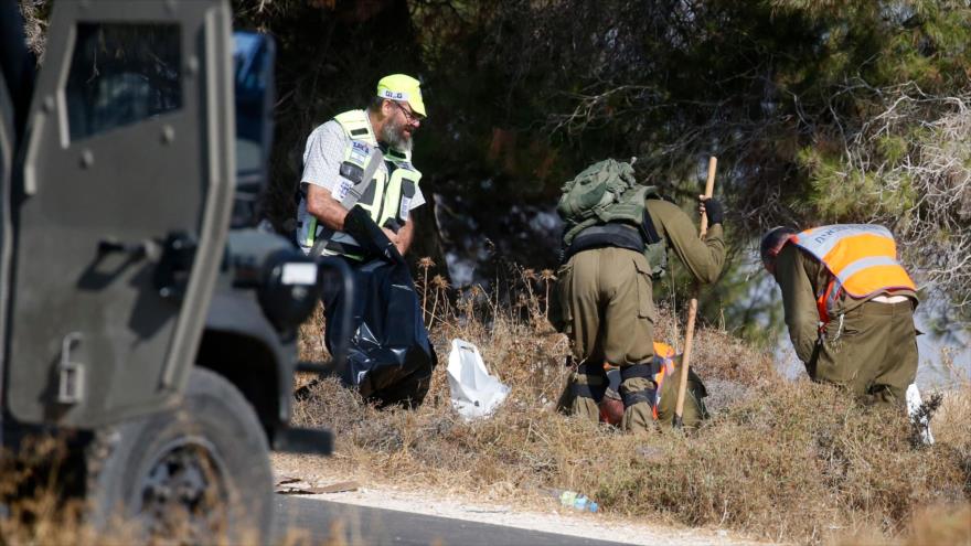Soldados israelíes encuentran el cadáver de un soldado cerca del asentamiento Migdal Oz, Cisjordania, 8 de agosto de 2019. (Foto: AFP)