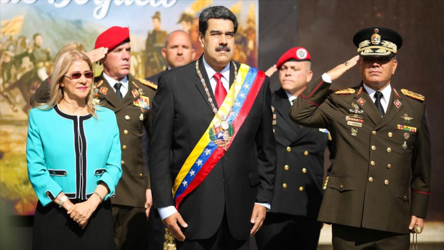 El ministro de Defensa de Venezuela, Vladimir Padrino López, junto al presidente del país, Nicolás Maduro, 7 de agosto de 2019. (Foto: AFP)