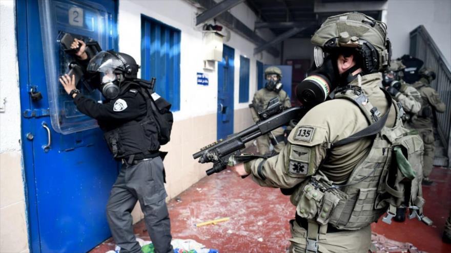 Las fuerzas especiales israelíes irrumpen en la cárcel de Ofer para reprimir a los palestinos prisioneros, 21 de enero de 2019.