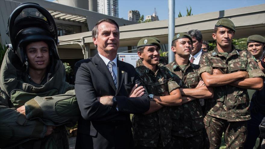 El presidente de Brasil, Jair Bolsonaro, con integrantes del ejército en São Paulo, mayo de 2018.