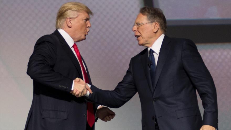 El presidente de EE.UU., Donald Trump (izda.), con Wayne LaPierre, jefe de la Asociación Nacional del Rifle (NRA), en Georgia, 28 de abril de 2017. (Foto: AFP)