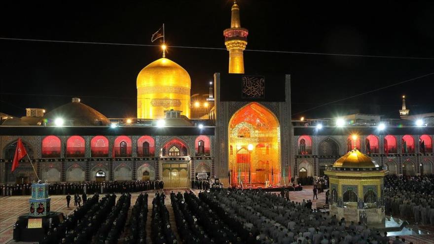 Musulmanes se congregan en el mausoleo del Imam Reza (la paz sea con él) en la ciudad de Mashad (noreste de Irán), en un día de luto.