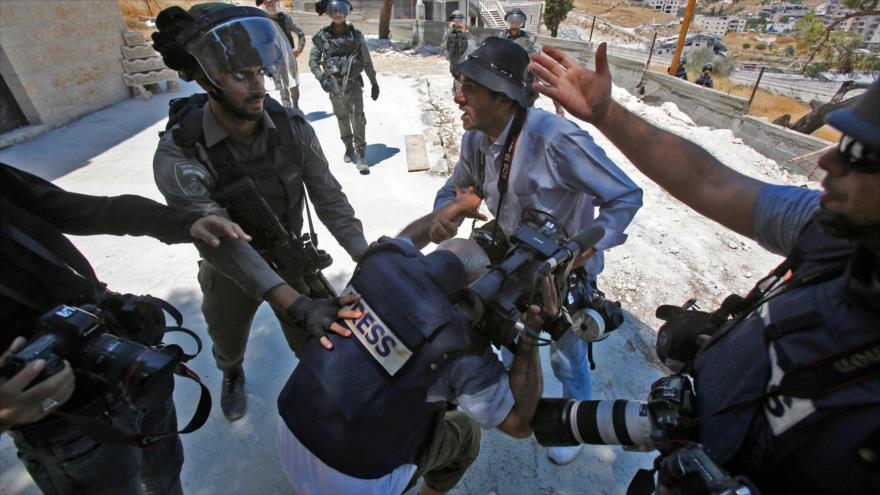 Fuerzas israelíes golpean a un periodista que cubría represión de manifestantes palestinos, Cisjordania, 2 de agosto de 2019. (Foto: AFP)