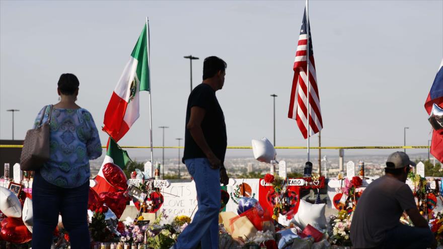 Las banderas mexicana y estadounidense ondean en un monumento improvisado en honor a víctimas de El Paso, 7 de agosto de 2019. (Foto: AFP)