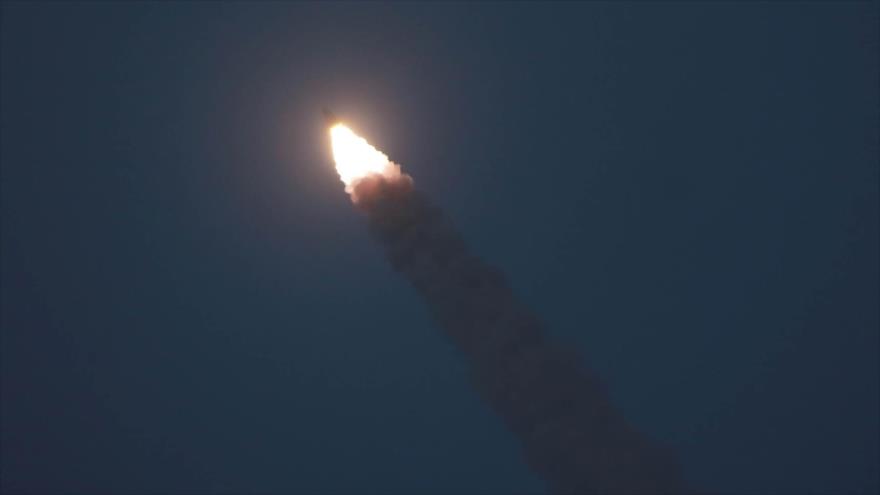 Corea del Norte dispara un misil en un lugar no identificado, 6 de agosto de 2019. (Foto: AFP)