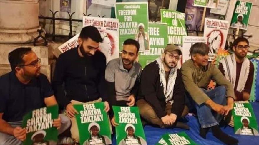 Simpatizantes del líder musulmán el sheij Ibrahim al-Zakzaky realizan una sentada en Londres, capital británica, para pedir su excarcelación.