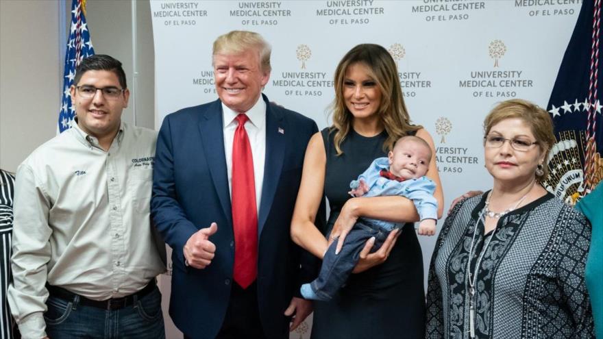 El presidente de EE.UU., Donald Trump y su esposa Melania posan sonrientes junto a un bebé víctima de los tiroteos de El Paso, en el estado de Texas.