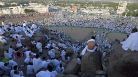 Musulmanes continúan peregrinación de Hach y suben al Monte Arafat