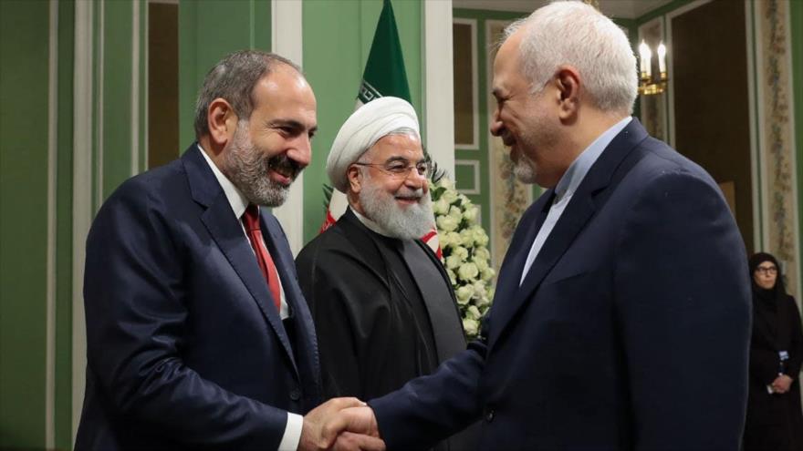 El presidente iraní, Hasan Rohani (C), y el canciller persa, Mohamad Yavad Zarif (drch.), reciben al premier armenio, Nicol Pashinyan.