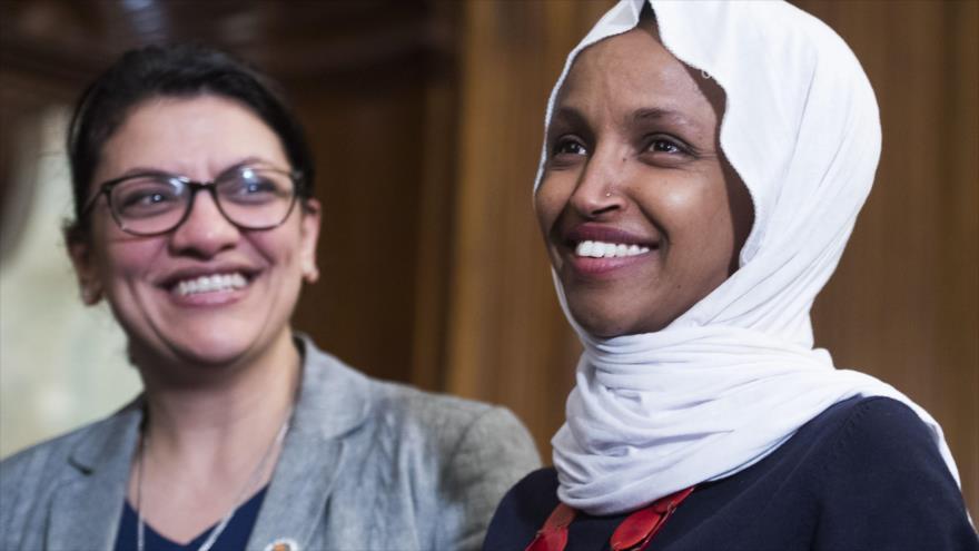 Congresistas estadounidenses Ilhan Omar (dcha.) y Rashida Tlaib, en una rueda de prensa en Washington, 31 de marzo de 2019. (Foto: AFP)