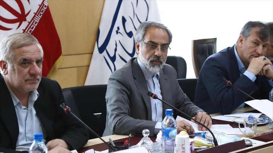 Presidente del Comité de Relaciones Exteriores de la Comisión de Seguridad Nacional y Política Exterior del Parlamento iraní, Kamal Dehqani Firuzabadi (centro).
