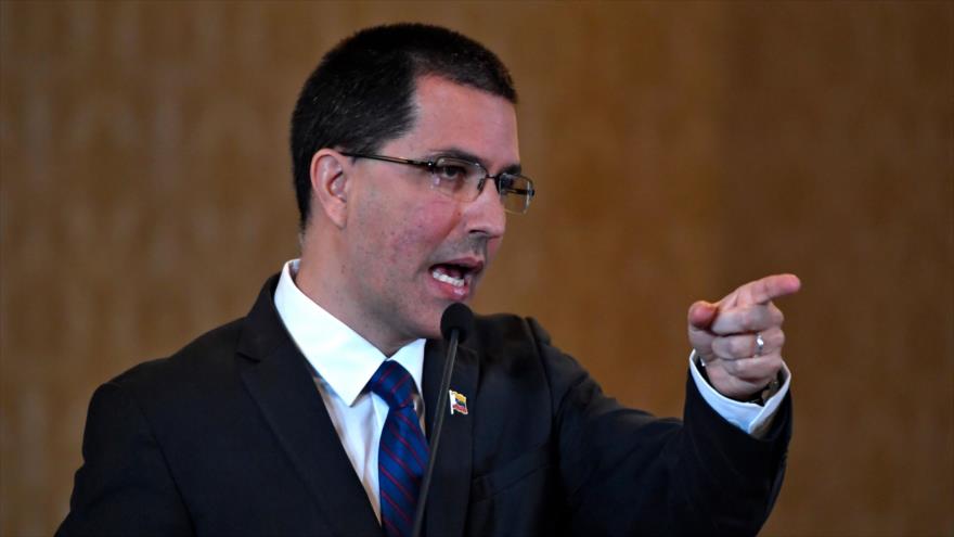 El canciller venezolano, Jorge Arreaza, habla en una rueda de prensa celebrada en Caracas, 6 de agosto de 2019. (Foto: AFP)
