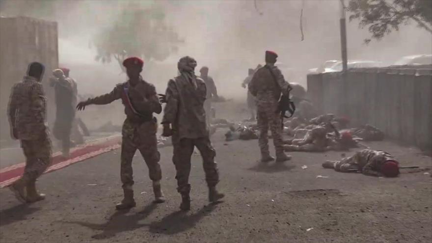 Fuerzas de seguridad yemeníes llegan a un campo militar atacado por un ataque de misiles, Adén, sur de Yemen, 1 de agosto de 2019. (Foto: AFP)