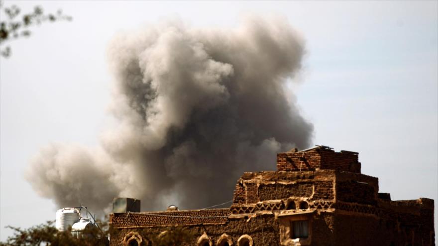 Una columna de humo se eleva tras un bombardeo saudí a una zona residencial yemení, Saná (capital), 22 de enero de 2017. (Foto: AFP)