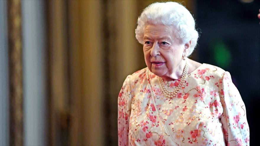 La reina Isabel del Reino Unido, participa en una exhibición de arte en Londres (capital británica), 17 de julio de 2019. (Foto: AFP)