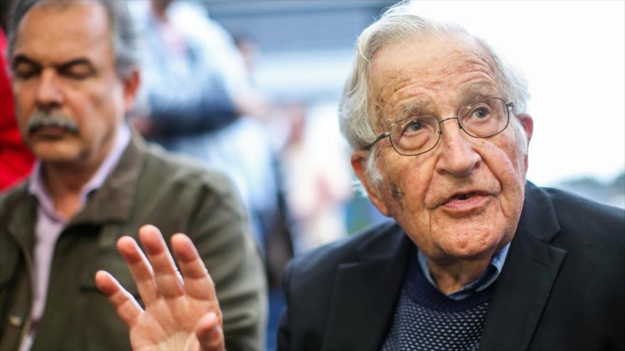 Chomsky critica a Macri por “subyugar” democracia argentina a FMI | HISPANTV