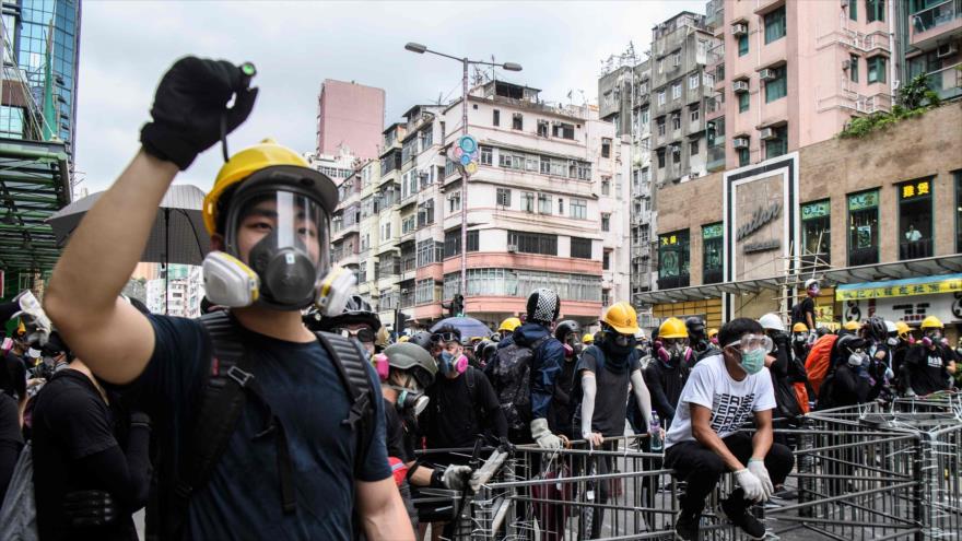 Los manifestantes se reúnen en el distrito de Sham Shui Po en una protesta en Hong Kong, 11 de agosto de 2019, (Foto: AFP)