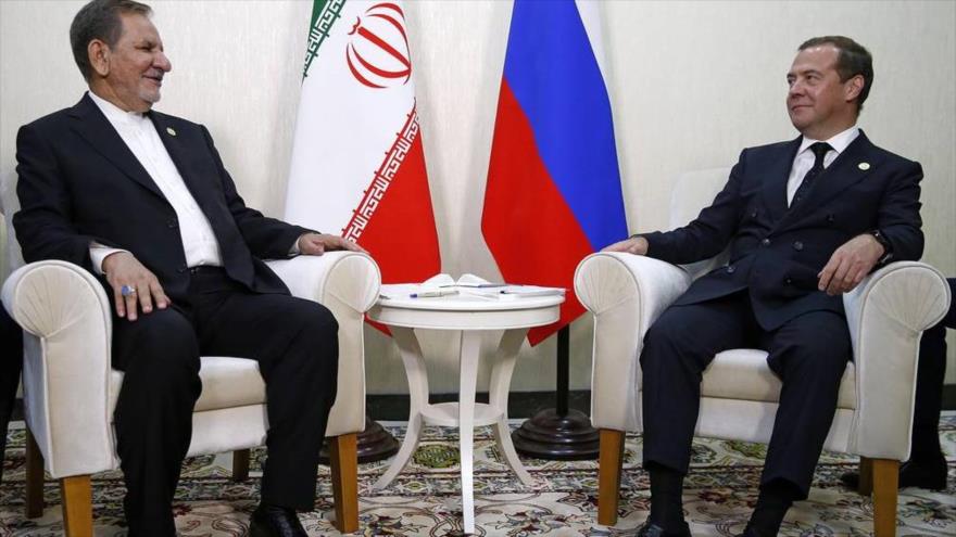 El vicepresidente iraní, Eshaq Yahanguiri (izda.), y el premier ruso, Dimitry Medvedev, reunidos en Turkmenistán, 12 de agosto de 2019.