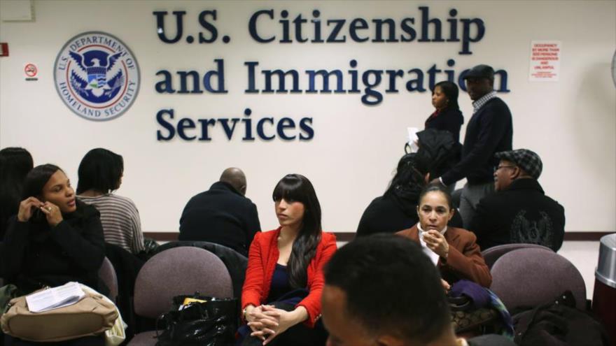 Los migrantes esperan sus entrevistas de ciudadanía en una oficina del Servicio de Ciudadanía e Inmigración de EE.UU. en Nueva York.