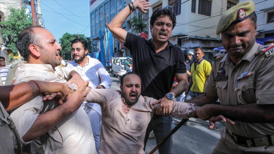 El personal policial detiene un activista durante una protesta contra el Gobierno indio en Jammu, 10 de agosto de 2019. (Foto: AFP)