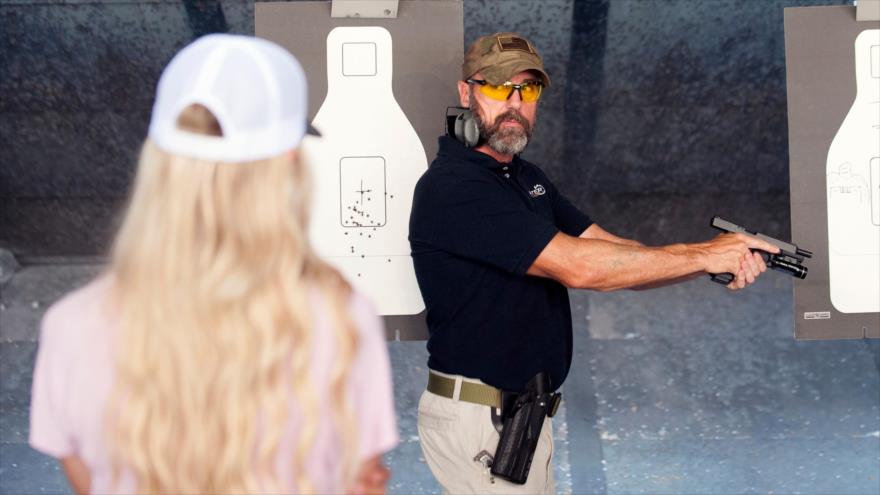 Solución al estilo Trump: Entrenan a 200 maestros en uso de armas