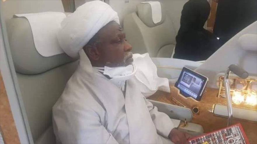 El líder musulmán nigeriano el sheij Ibrahim al-Zakzaky viaja abordo de un avión rumbo a La India para recibir tratamiento médico, 12 de agosto de 2019.